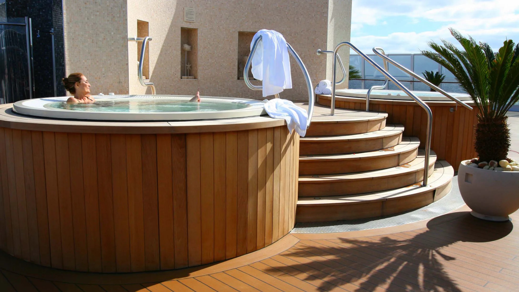 Außenbereich mit Whirlpool auf dem Kreuzfahrtschiff Marina