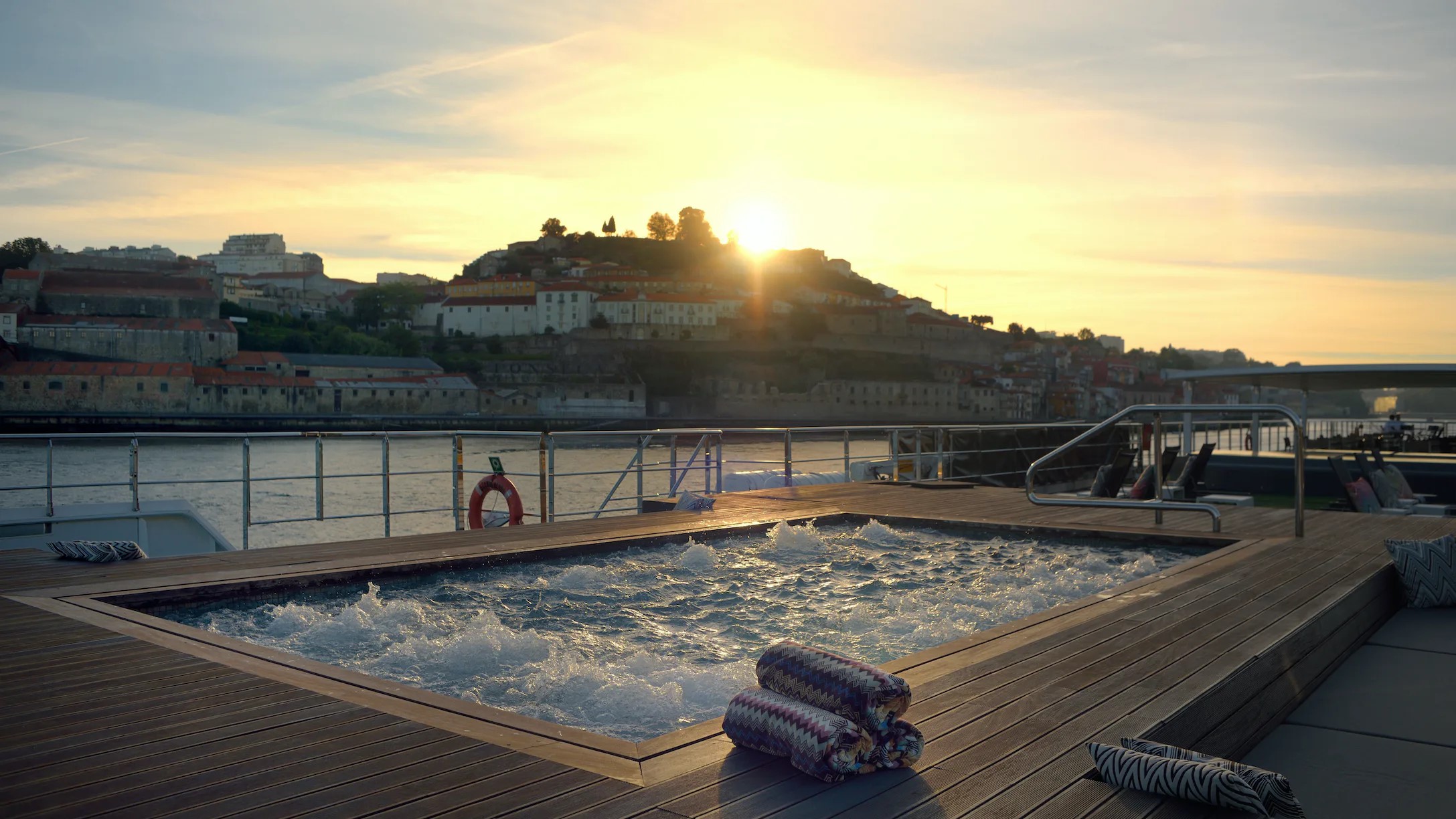 Pooldeck des Kreuzfahrtschiffes Scenic Amber im Sonnenuntergang