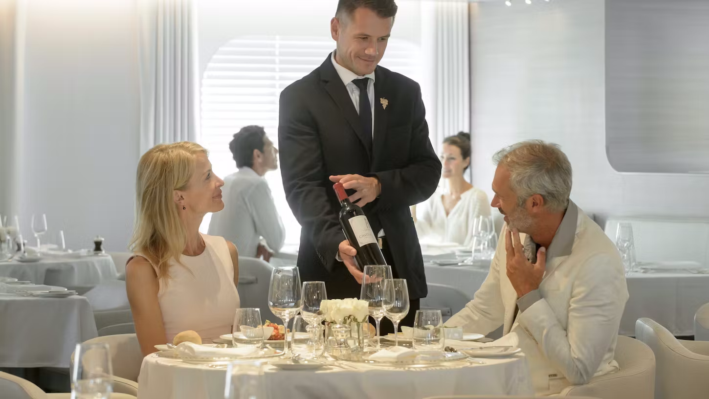Pärchen beim Auswählen eines Weines auf dem Kreuzfahrtschiff Le Lyrial