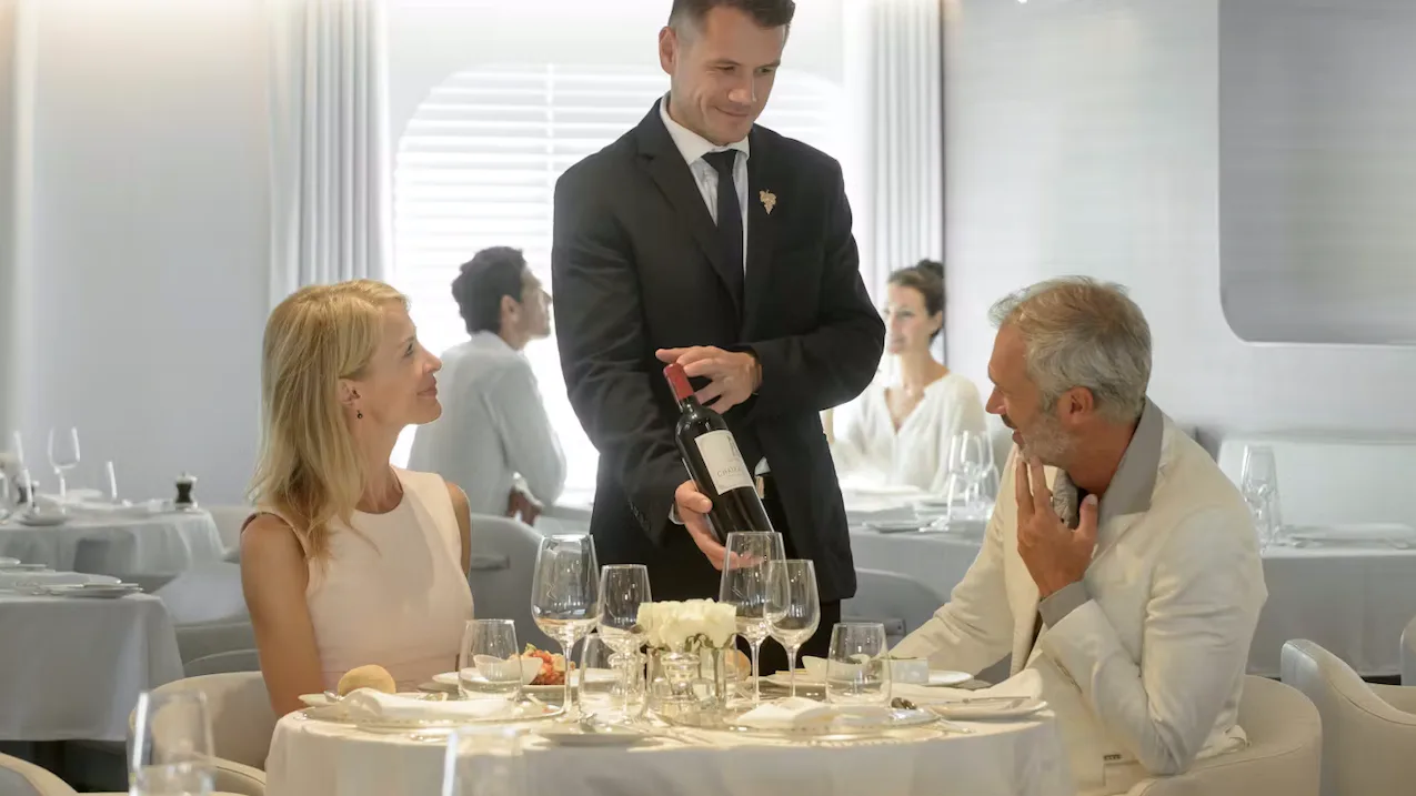 Pärchen beim Auswählen eines Weines auf dem Kreuzfahrtschiff Le Lyrial