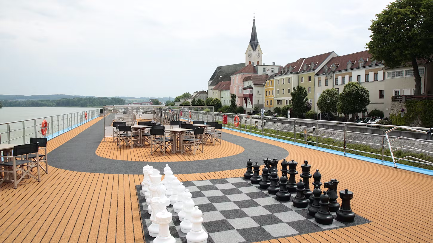 Sundeck mit Riesenschach des Kreuzfahrtschiffes AmaLea