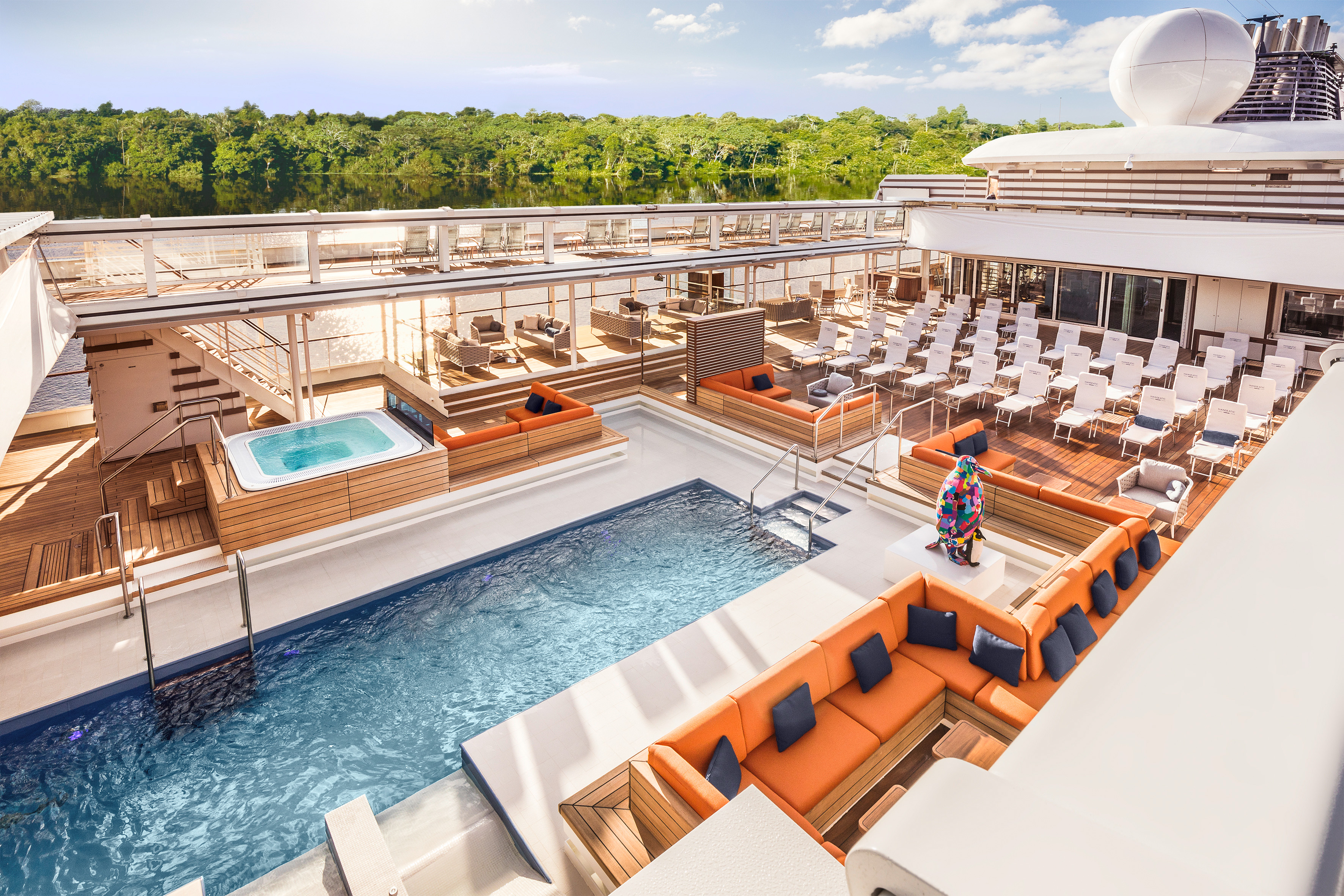 Pooldeck des Kreuzfahrtschiffes Hanseatic Spirit