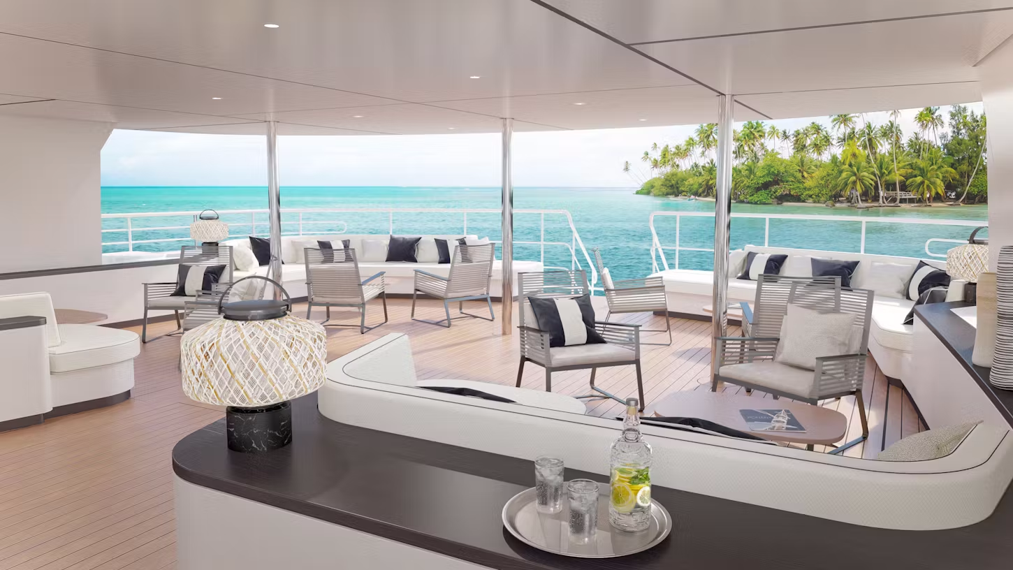 Outdoor-Lounge des Kreuzfahrtschiffes Le Ponant