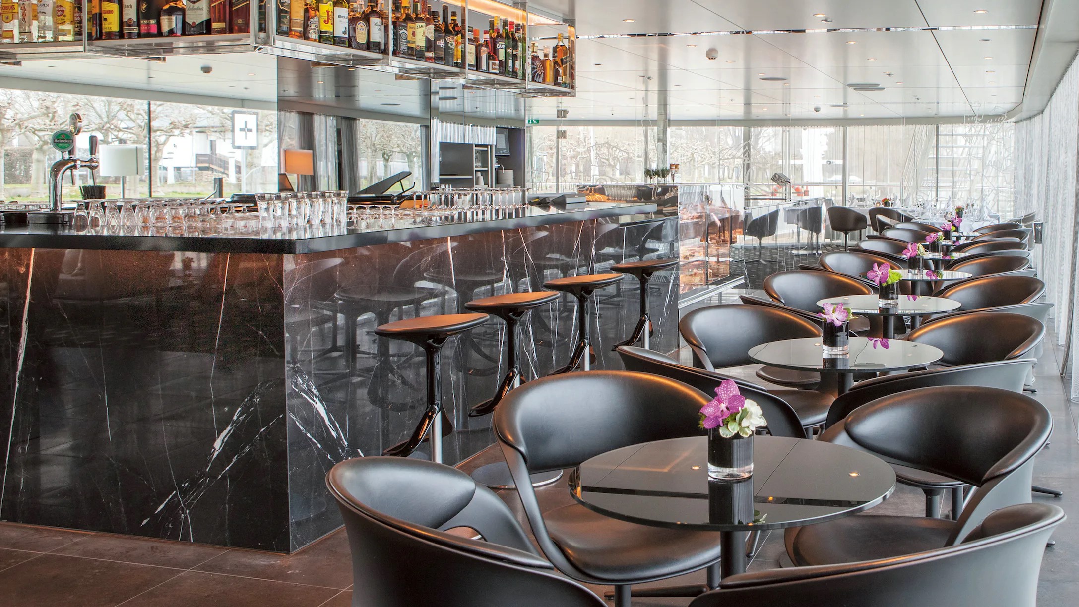 Lounge mit Bar auf dem Kreuzfahrtschiff Scenic Pearl