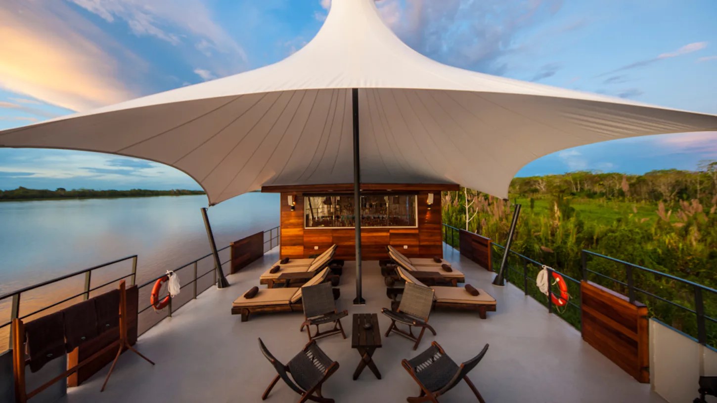Oberdeck mit Bar und Liegestühlen des Kreuzfahrtschiffes Aria Amazon