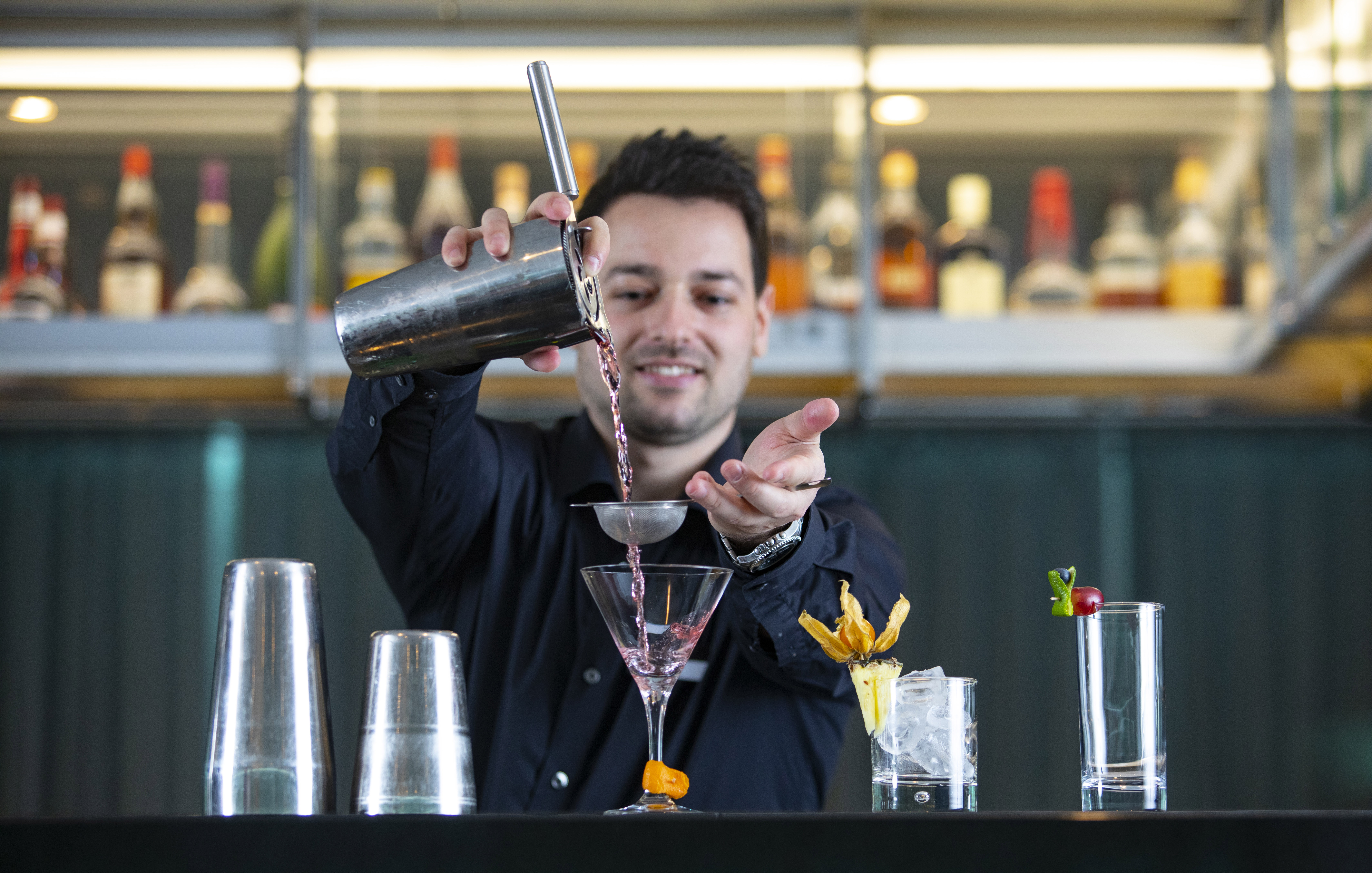 Baarkeeper des Kreuzfahrtschiffes Scenic Diamond beim Cocktail mixen