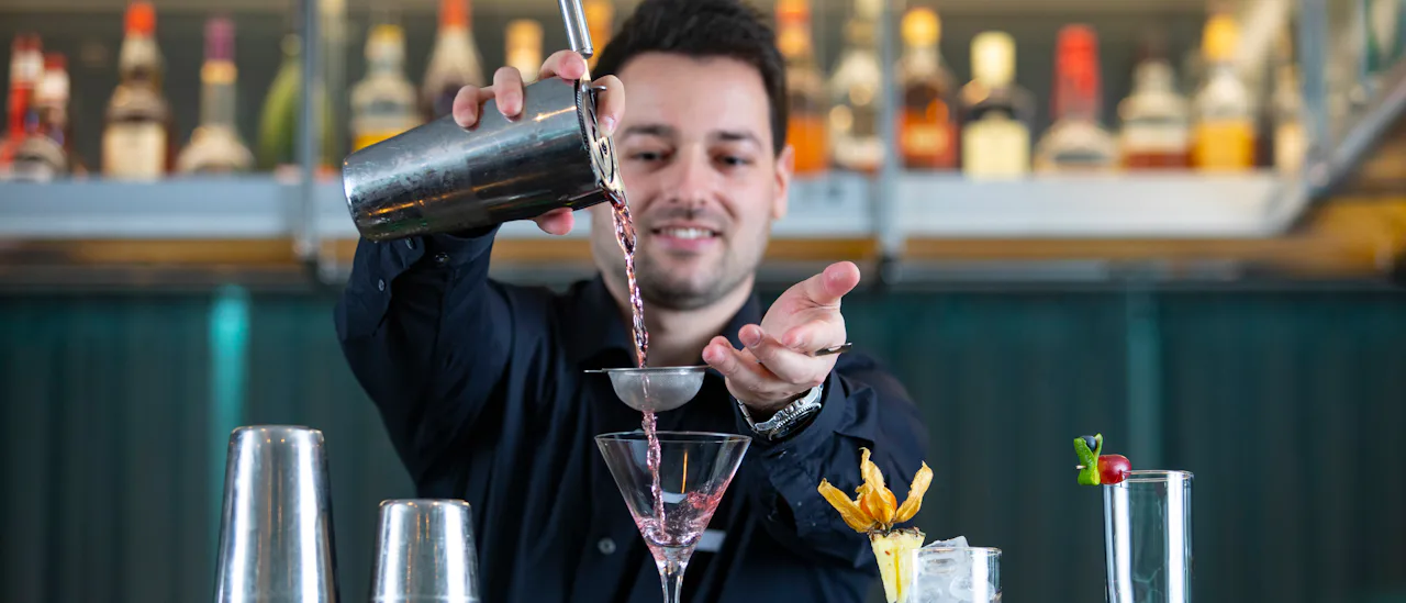 Barkeeper des Kreuzfahrtschiffes Scenic Jewel beim Cocktail mixen