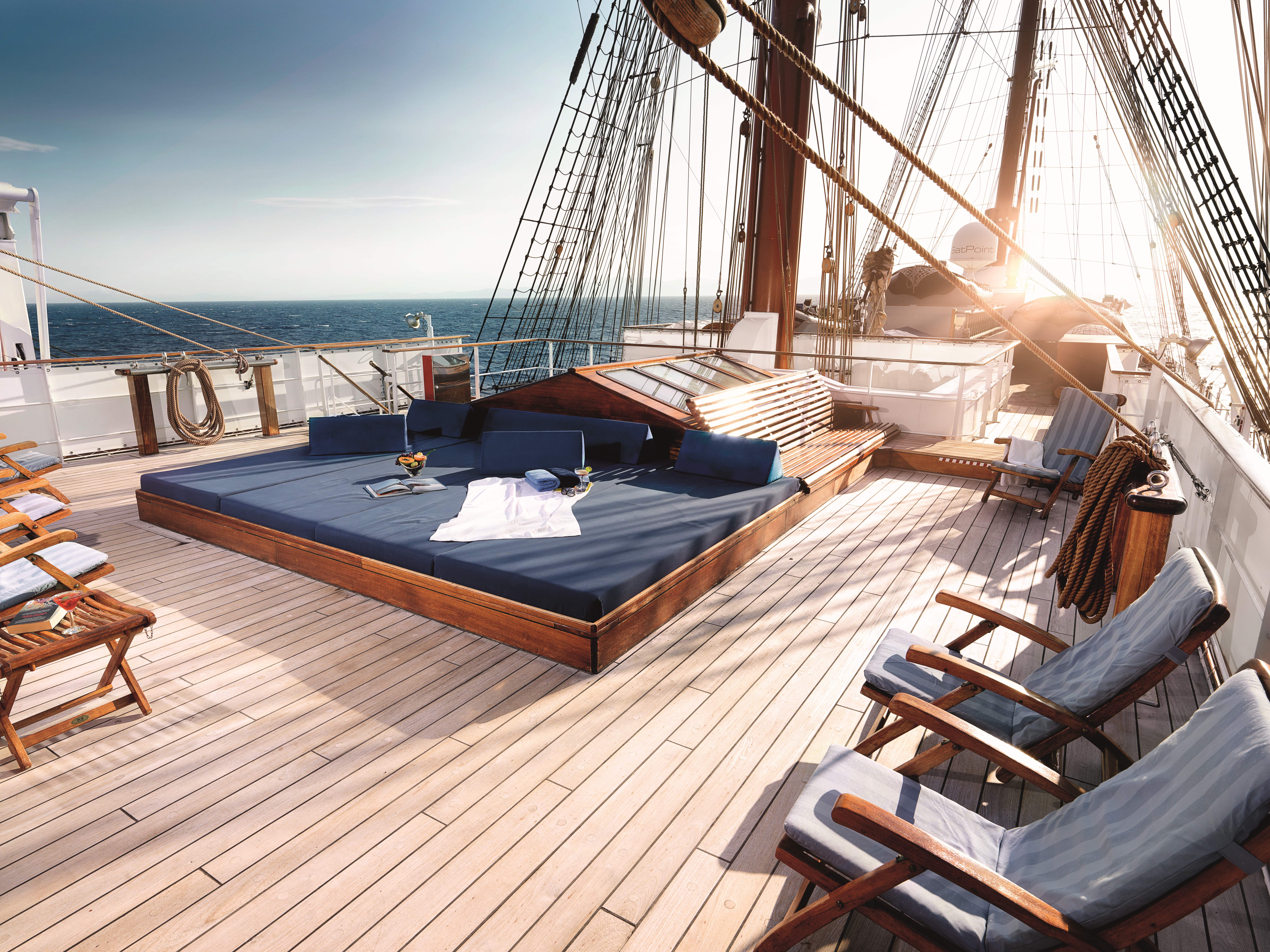 Deck mit Sonnenliege auf dem Kreuzfahrtschiff Sea Cloud 2