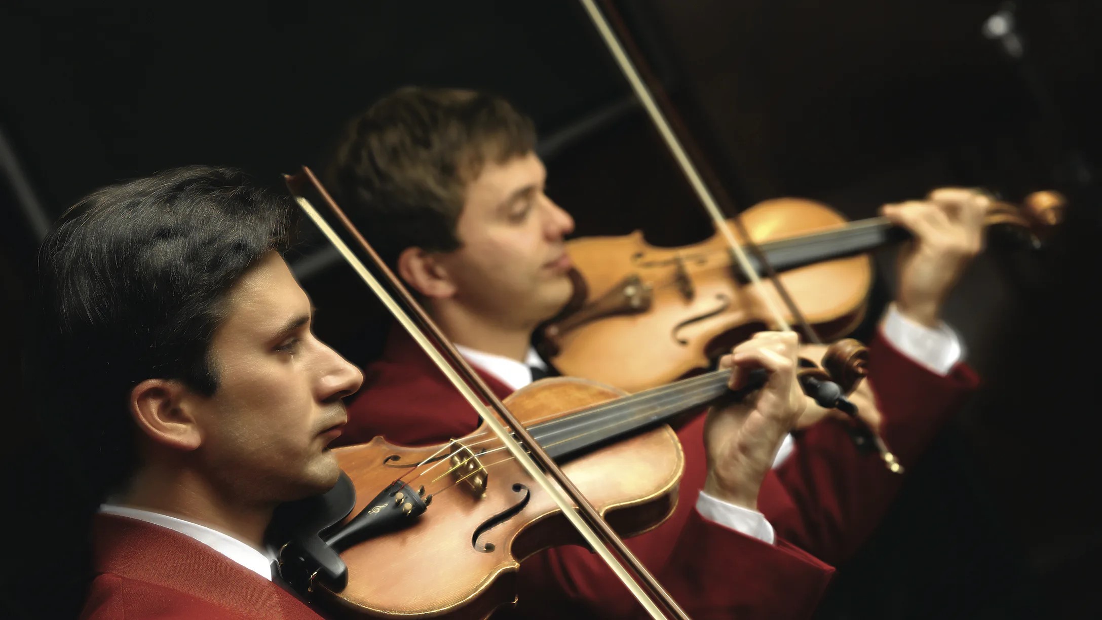 Violinisten beim Auftritt auf dem Kreuzfahrtschiff Sirena