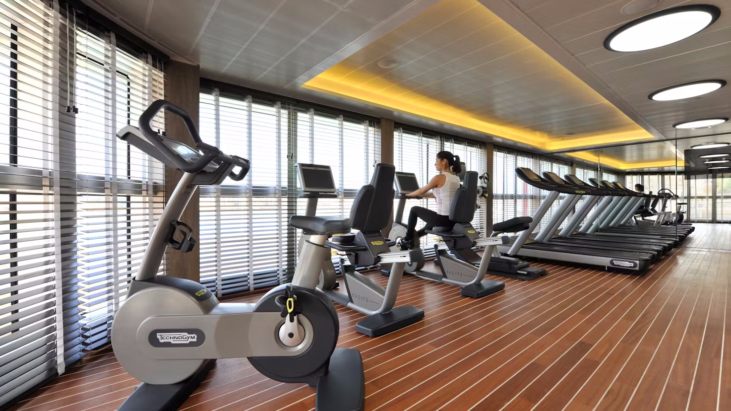 Fitnessraum mit Meerblick des Kreuzfahrtschiffes L'Austral