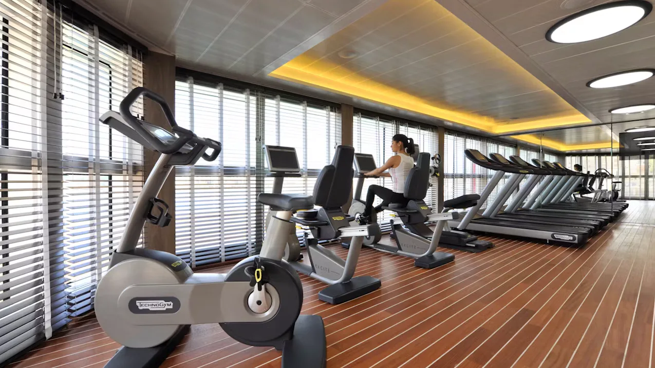 Fitnessstudio mit Meerblick des Kreuzfahrtschiffes Le Lyrial