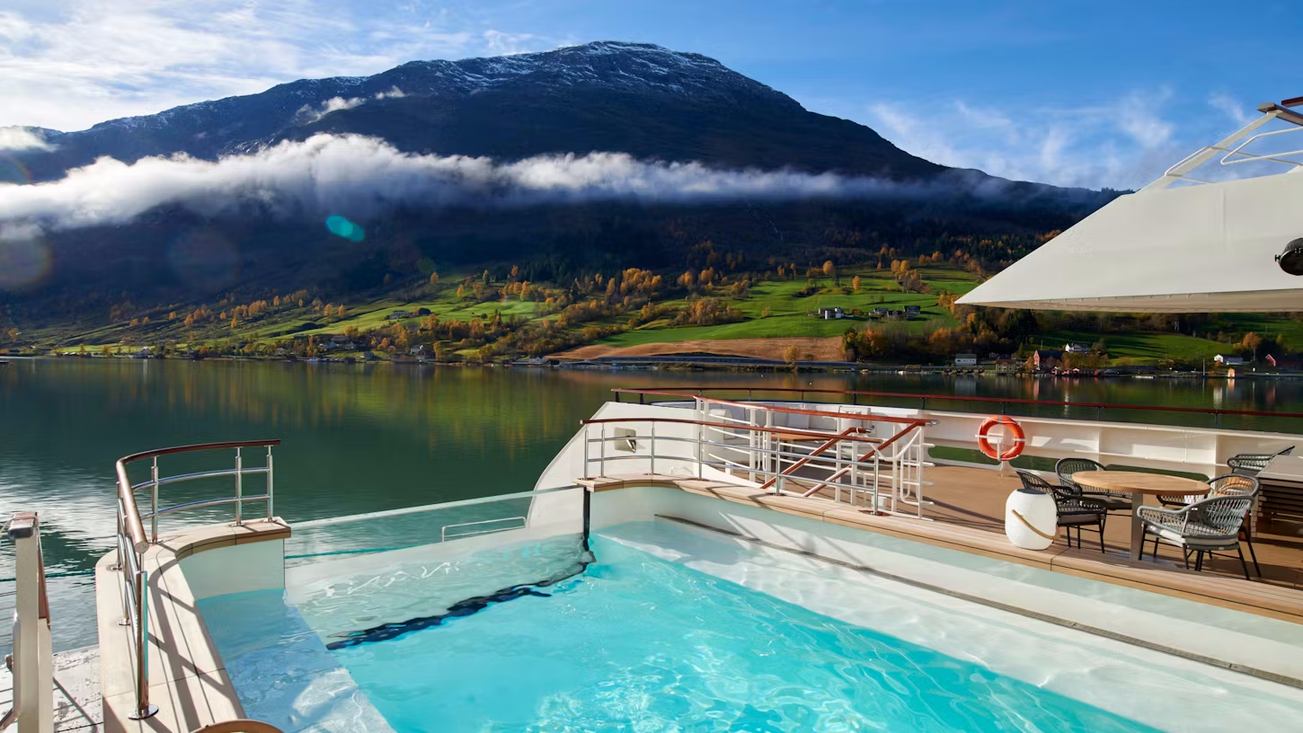 Aussicht vom Infinity Pool des Kreuzfahrtschiffes Le Bellot