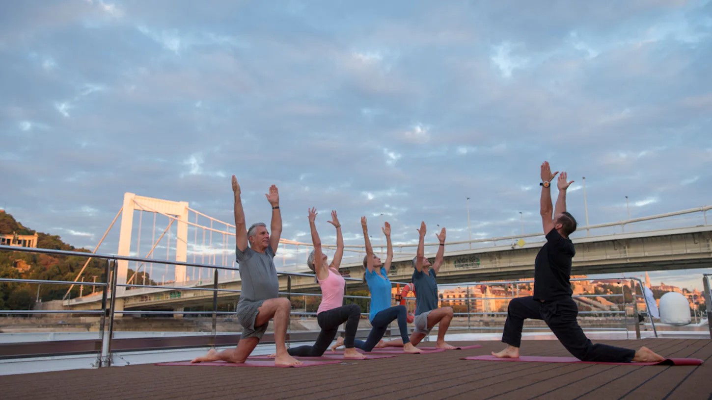 Gäste des Kreuzfahrtschiffes S.S. Joie de Vivre während einer Yoga Stunde