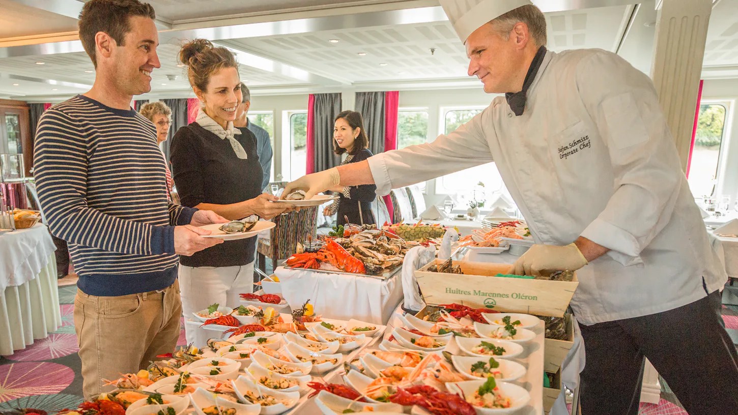 Tapas in der Main Lounge des Kreuzfahrtschiffes AmaBella