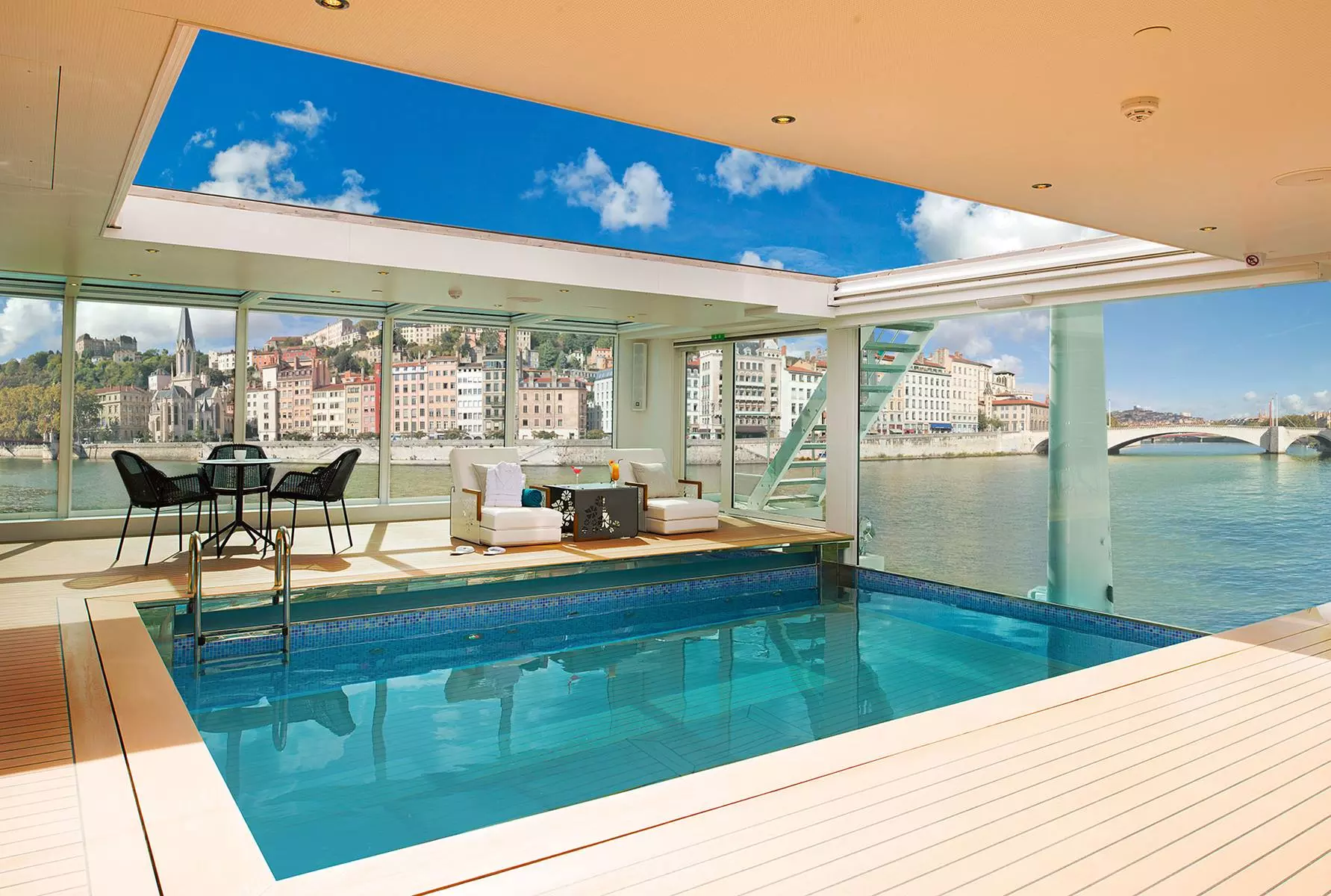 Pool des Kreuzfahrtschiffes Emerald Liberte