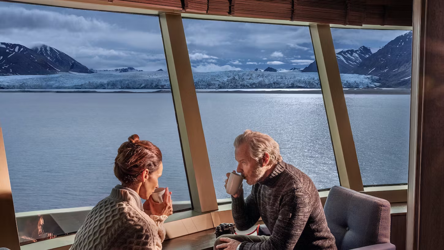 Gäste beim Kaffee trinken in der Aussichtslounge des Kreuzfahrtschiffes Silver Cloud