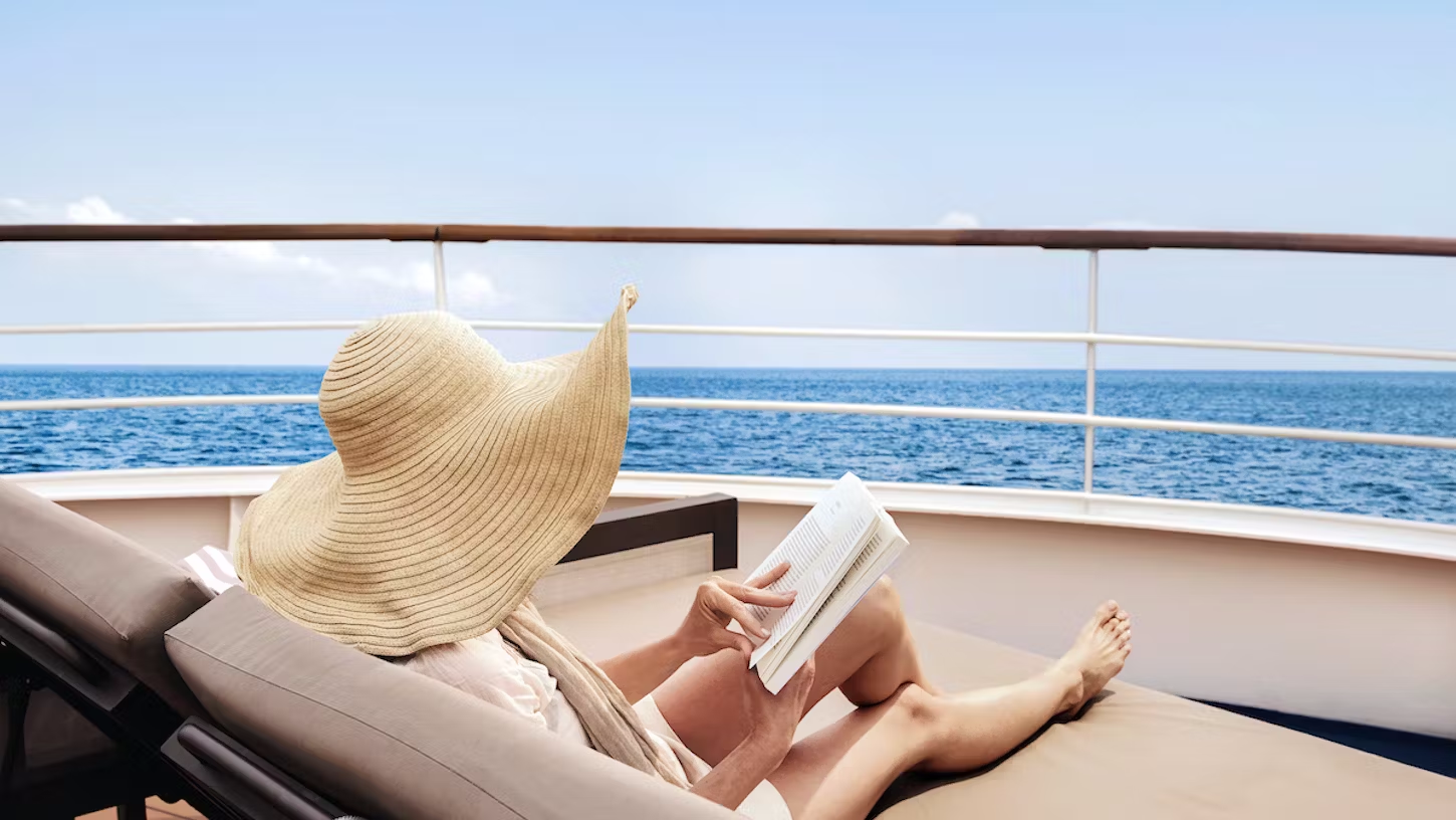 Gast beim Buch lesen auf dem Deck des Kreuzfahrtschiffes Silver Wind