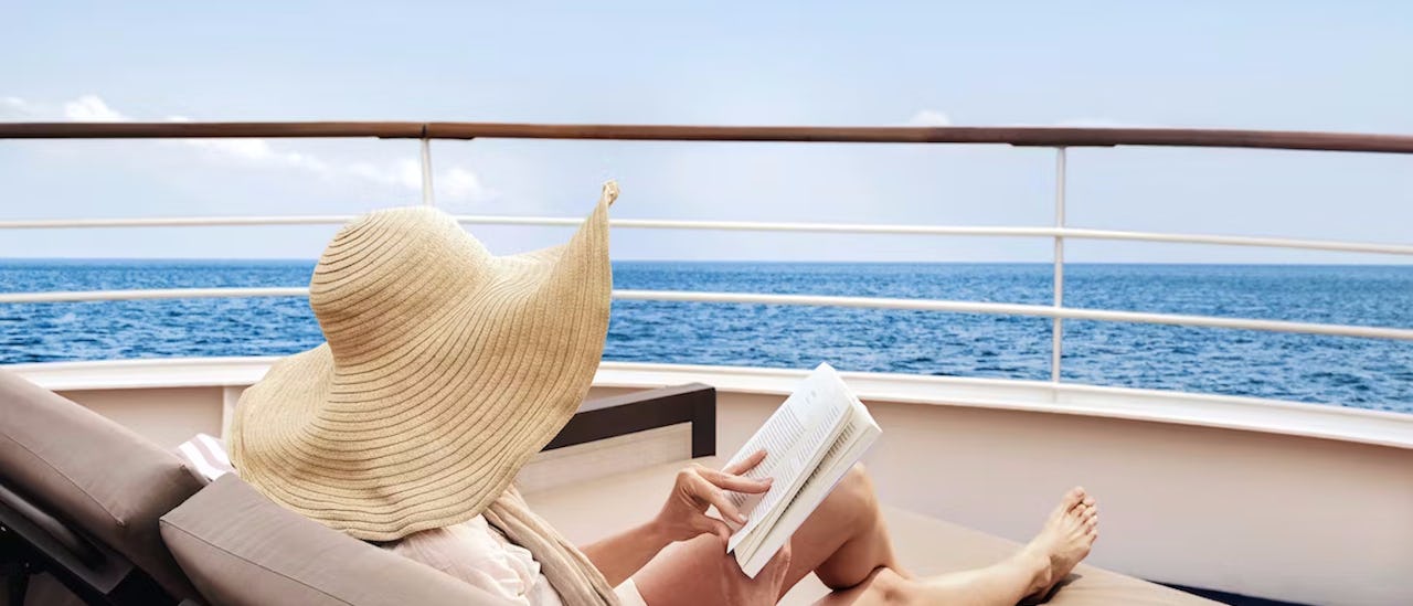 Gast beim Lesen auf dem Deck des Kreuzfahrtschiffes Silver Ray