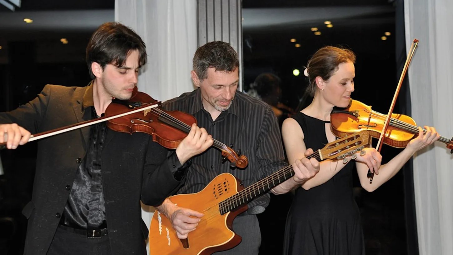 Musiker beim Auftritt auf dem Kreuzfahrtschiff AmaBella