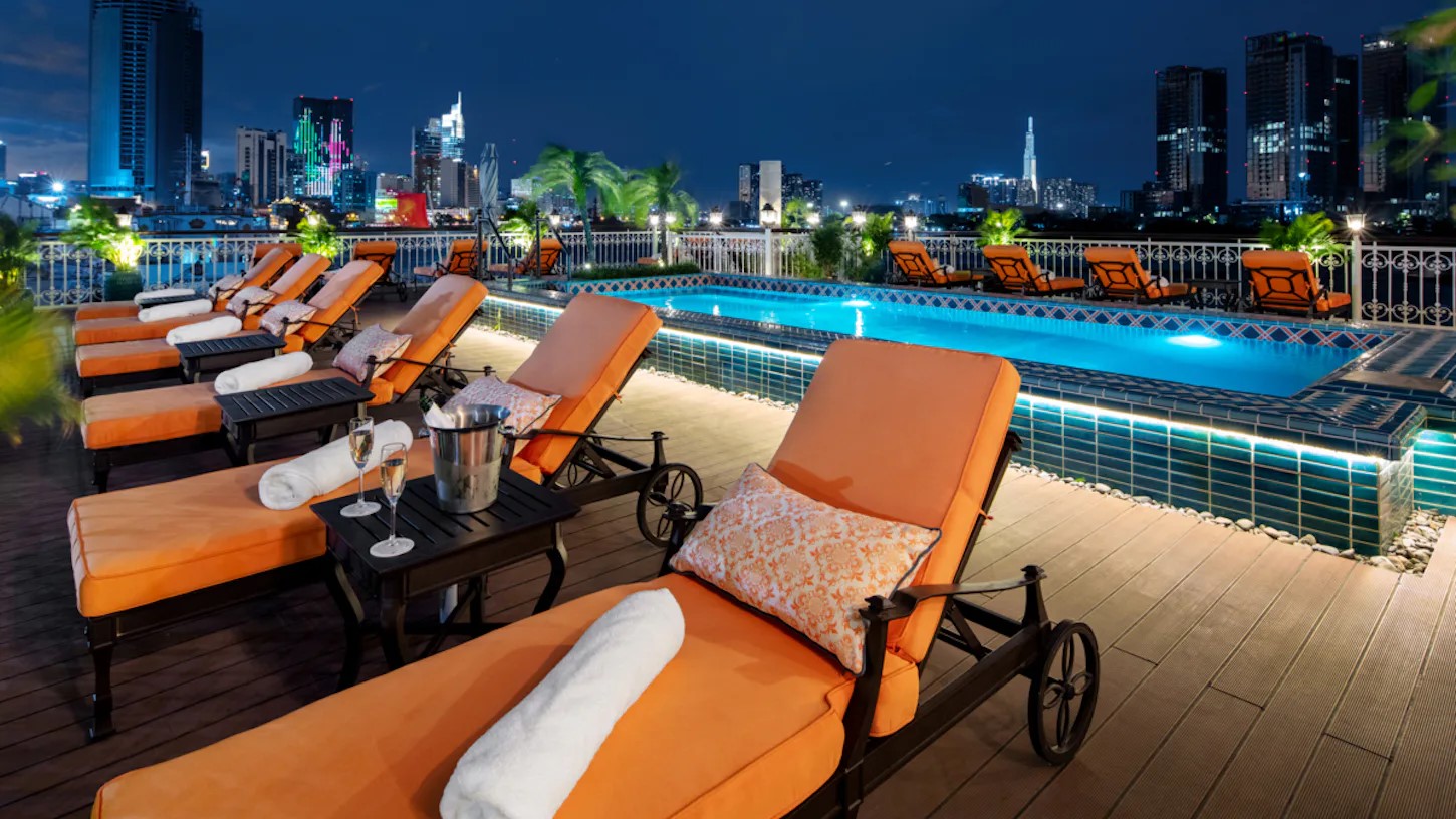 Deck mit Swimmingpool und Sonnenliegen des Flusskreuzfahrtschiffes Mekong Jewel
