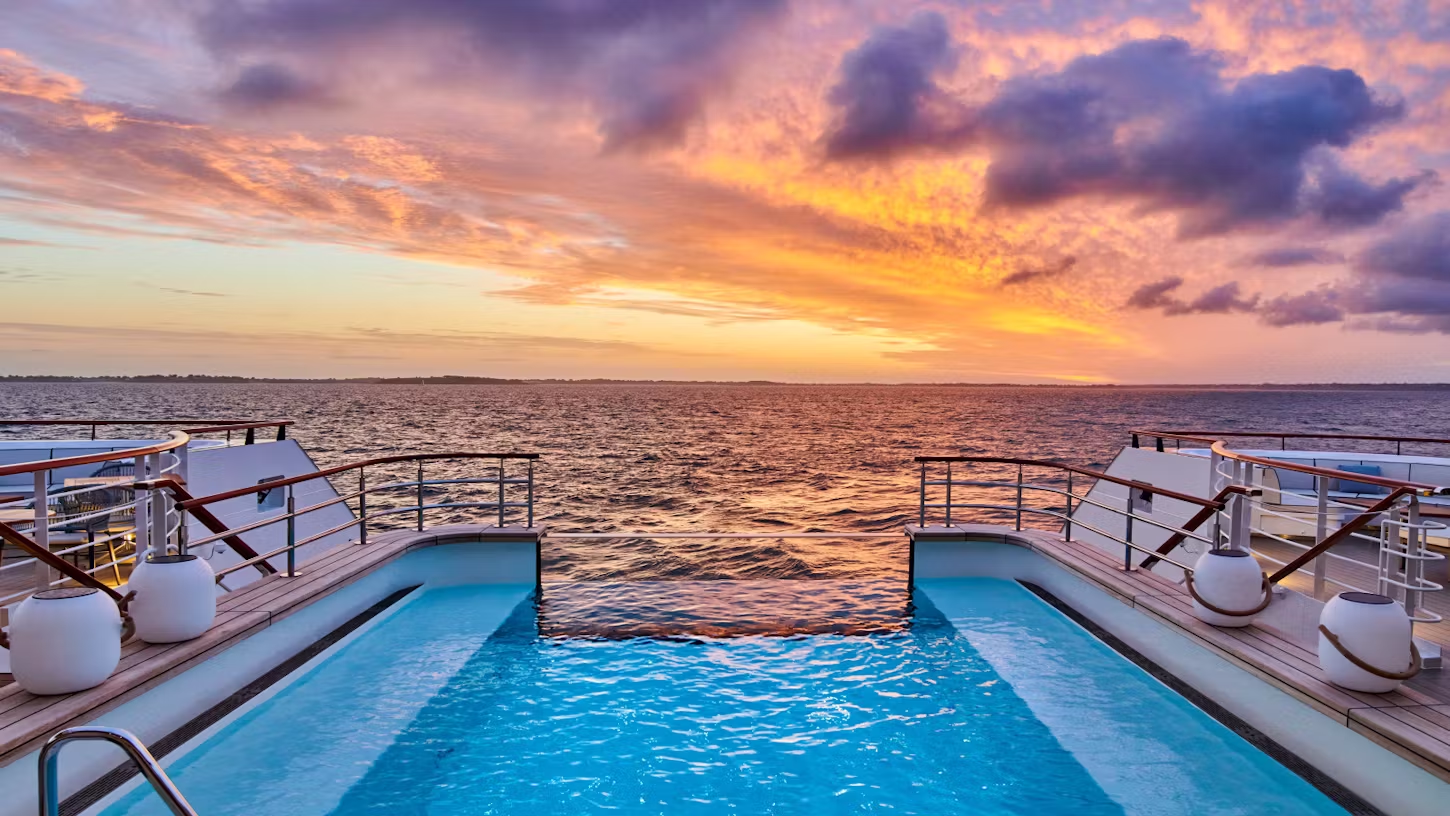 Aussicht auf den Sonnenuntergang vom Infinity Pools des Kreuzfahrtschiffes Le Lapérouese