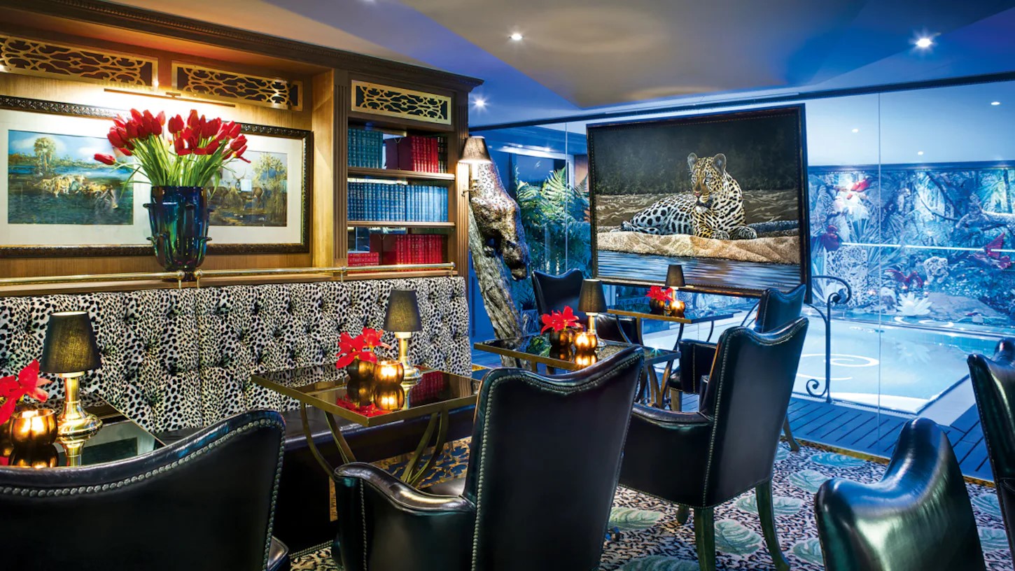 Bar du Leopard und Swimming Pool des Kreuzfahrtschiffes S.S. Catherine