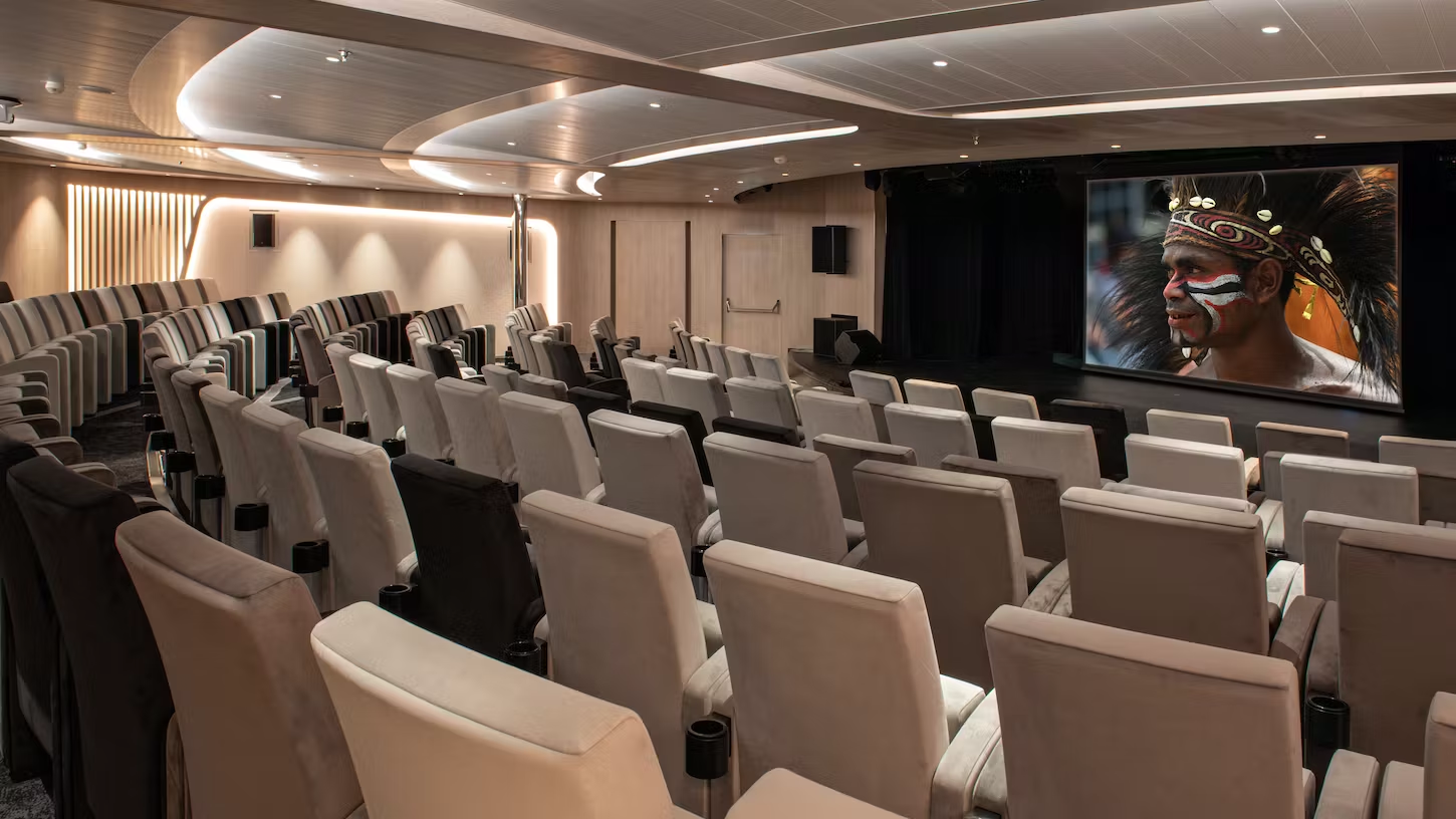 Theatersaal des Kreuzfahrtschiffes Le Bellot