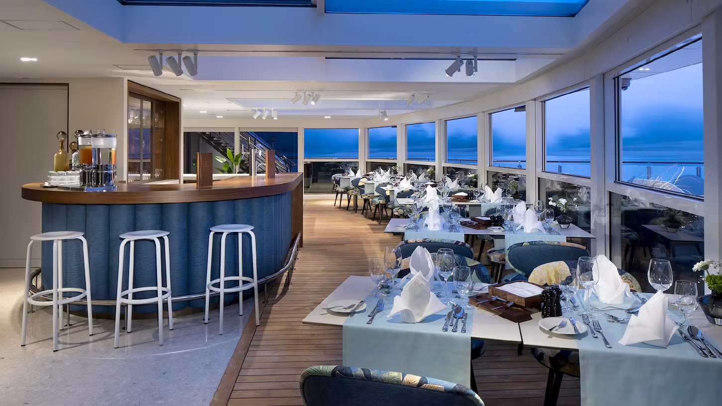 Restaurant mit Bar und Meerblick de Kreuzfahrtschiffes AmaMagna