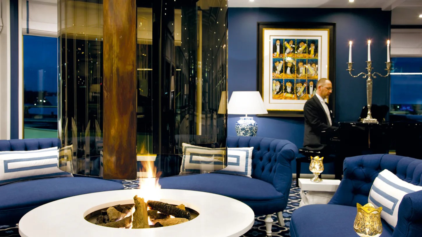 Lounge mit Tischlagerfeuer des Kreuzfahrtschiffes River Queen