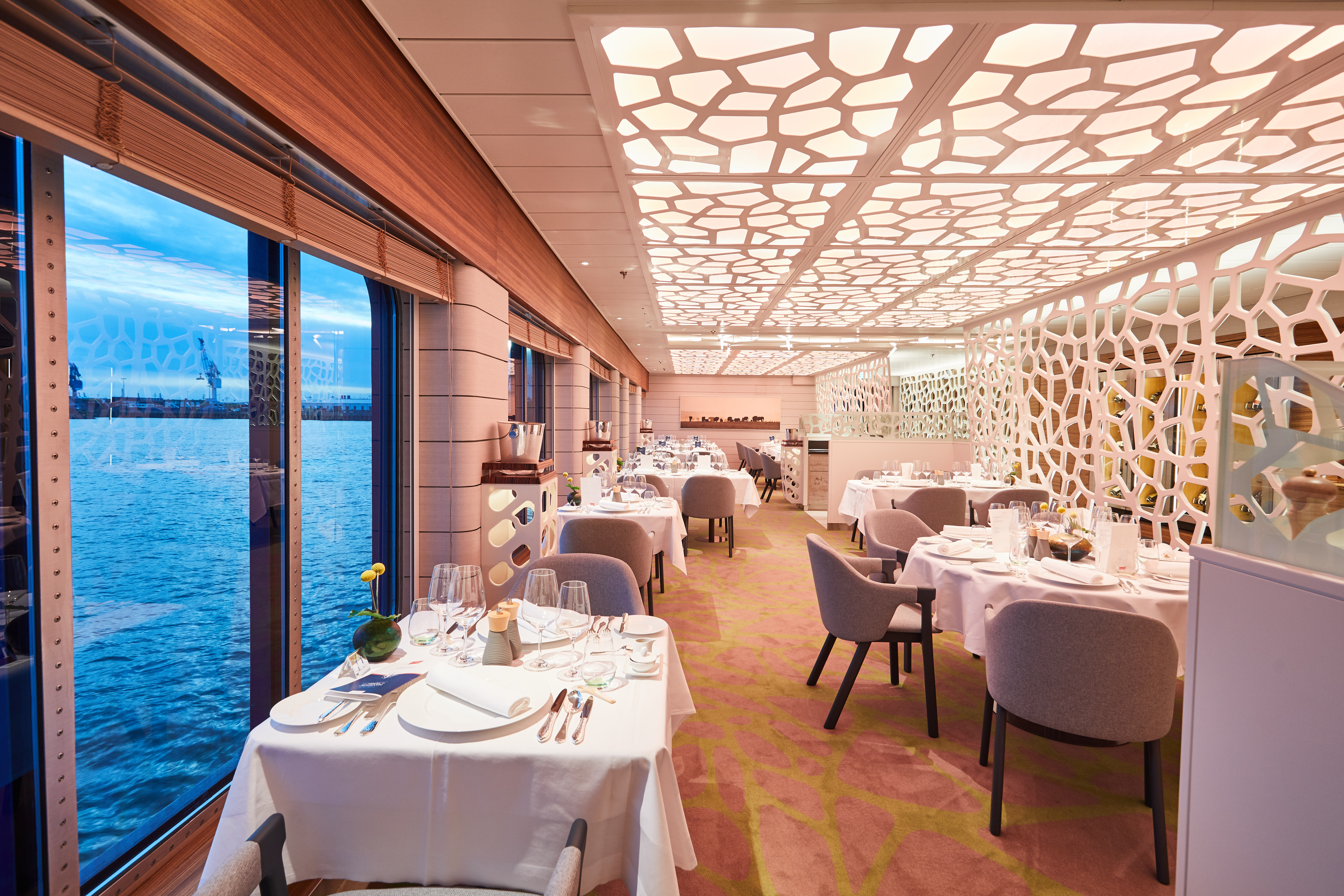 Restaurant des Kreuzfahrtschiffes Hanseatic inspiration