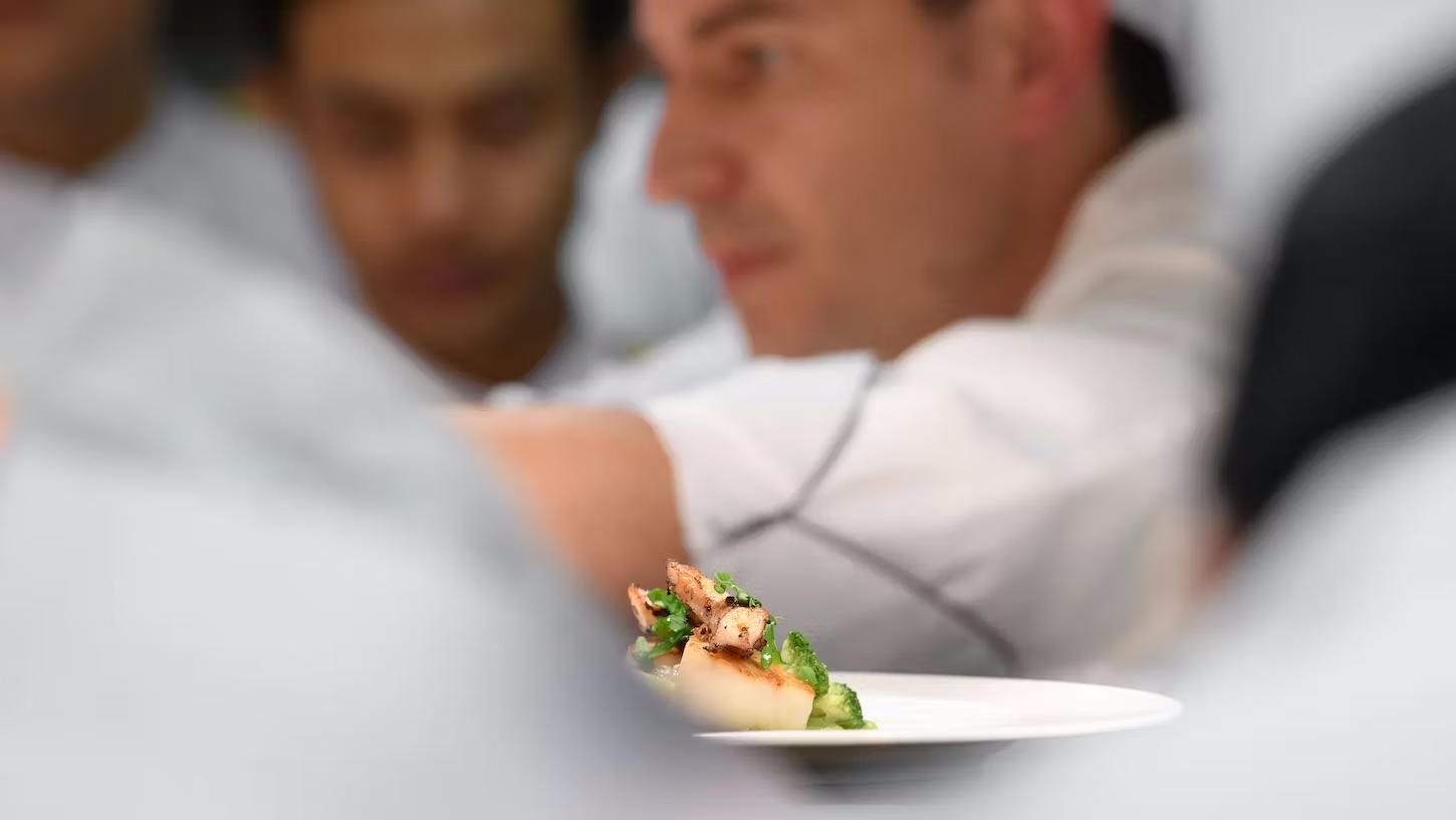 Köche beim Zubereiten einer Gourmetspeise